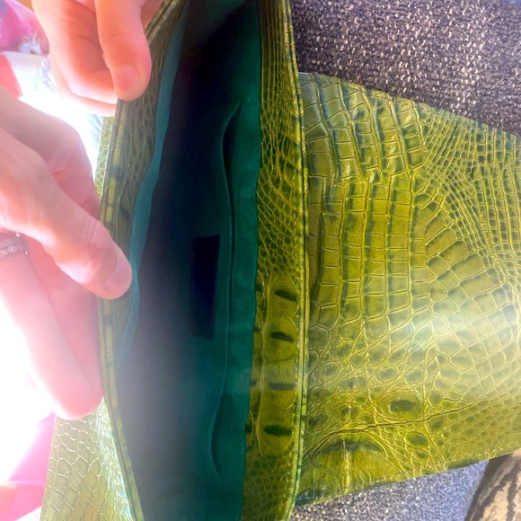 Gorgeous green clutch with red clasp. Envelope style - Picture 2 of 3